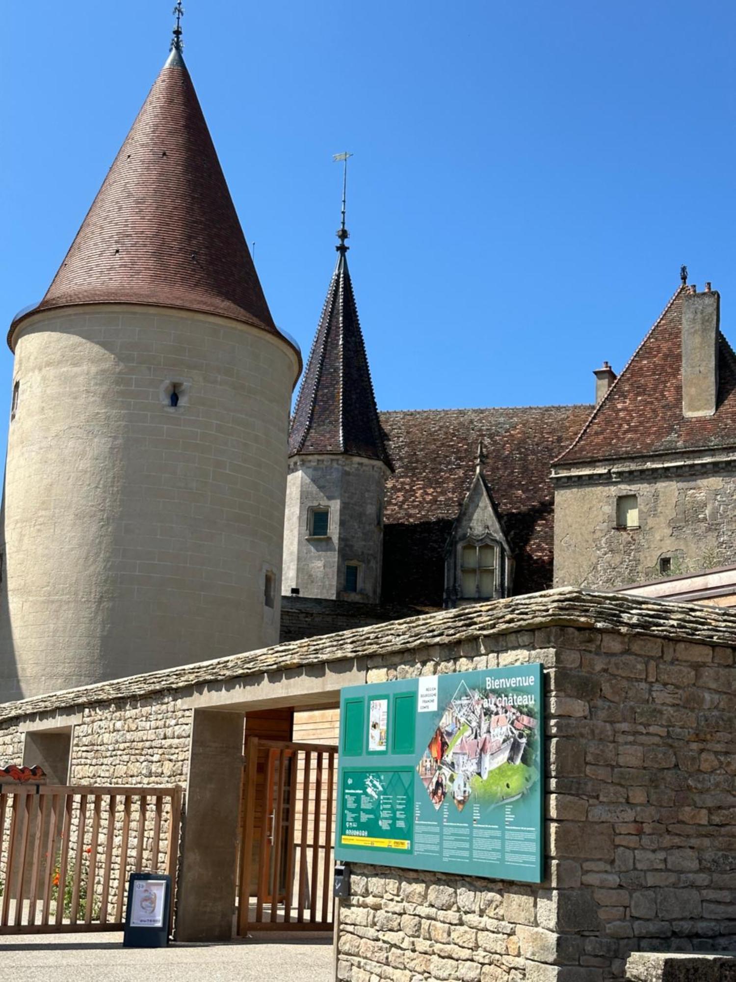 Chateauneuf Suites ภายนอก รูปภาพ