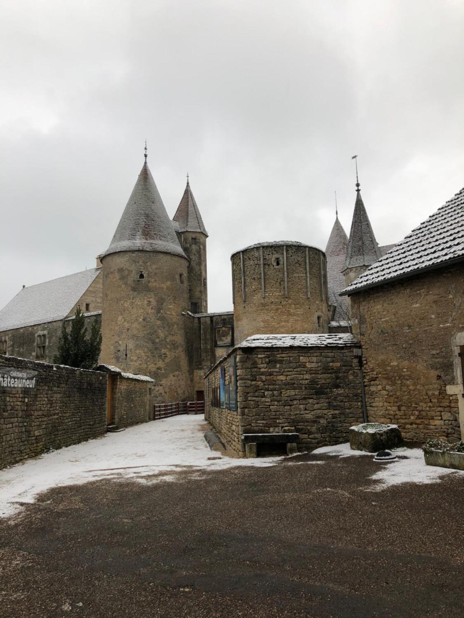 Chateauneuf Suites ภายนอก รูปภาพ